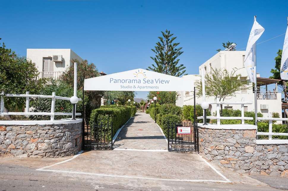 Ein Foto von der Außenansicht des Panorama Seaview Apartments
