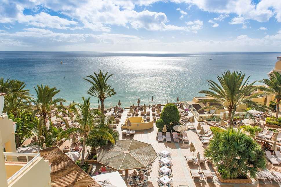 Een foto van het terras bij Riu Palace Jandia