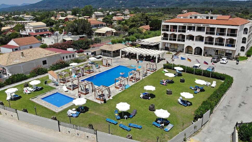 Een foto van het zwembad bij Golden Sands Hotel