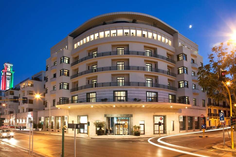 Ein Foto von der Außenansicht des JR Hotels Bari Grande Albergo delle Nazioni