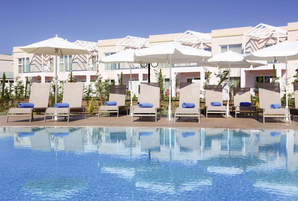 Een foto van het zwembad bij Sandy Beach & Villas