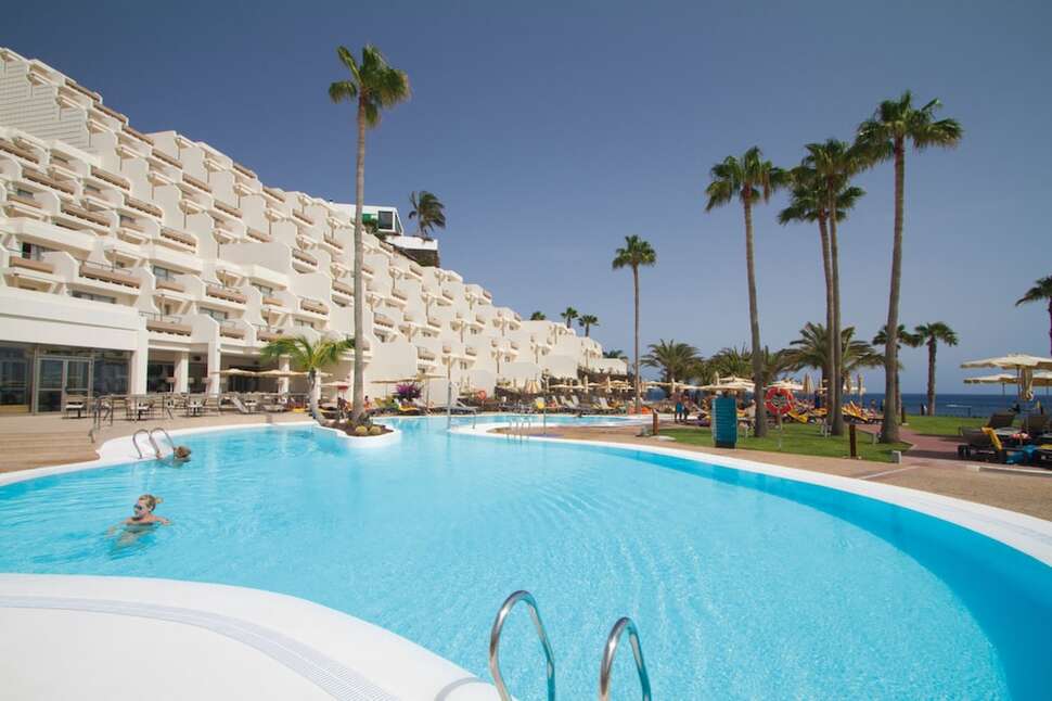 Een foto van het zwembad bij Hotel Riu Palace Calypso