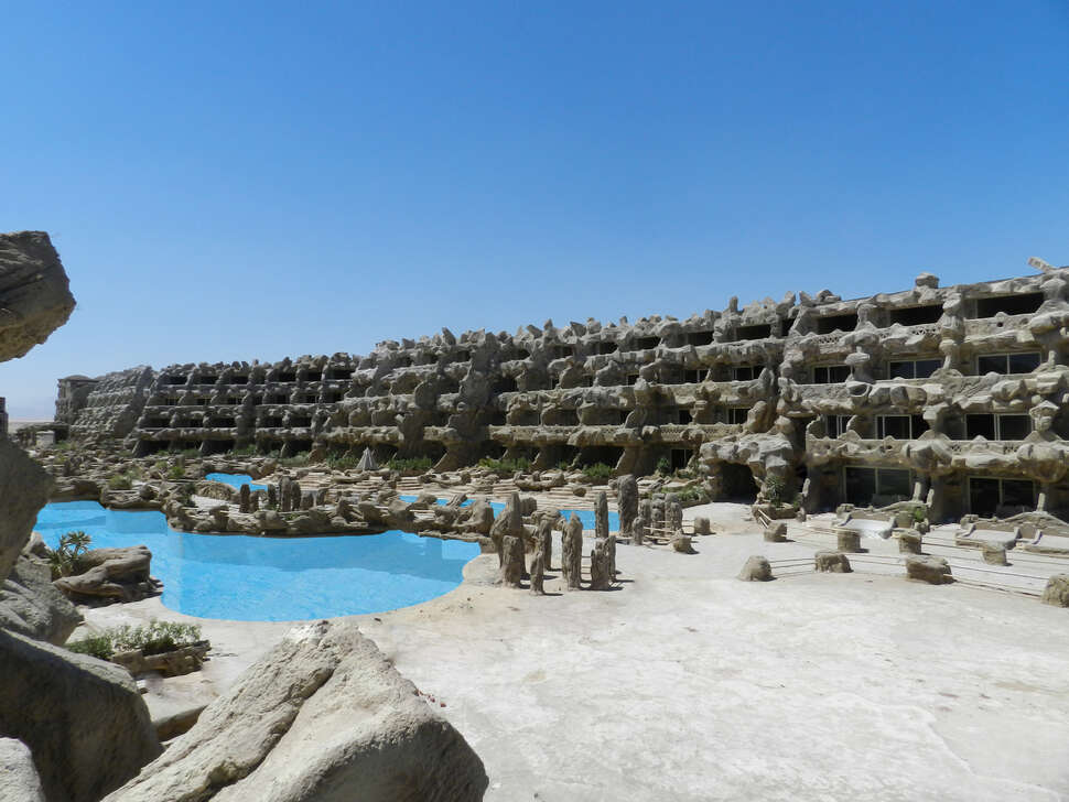Een foto van het zwembad bij Caves Beach Resort