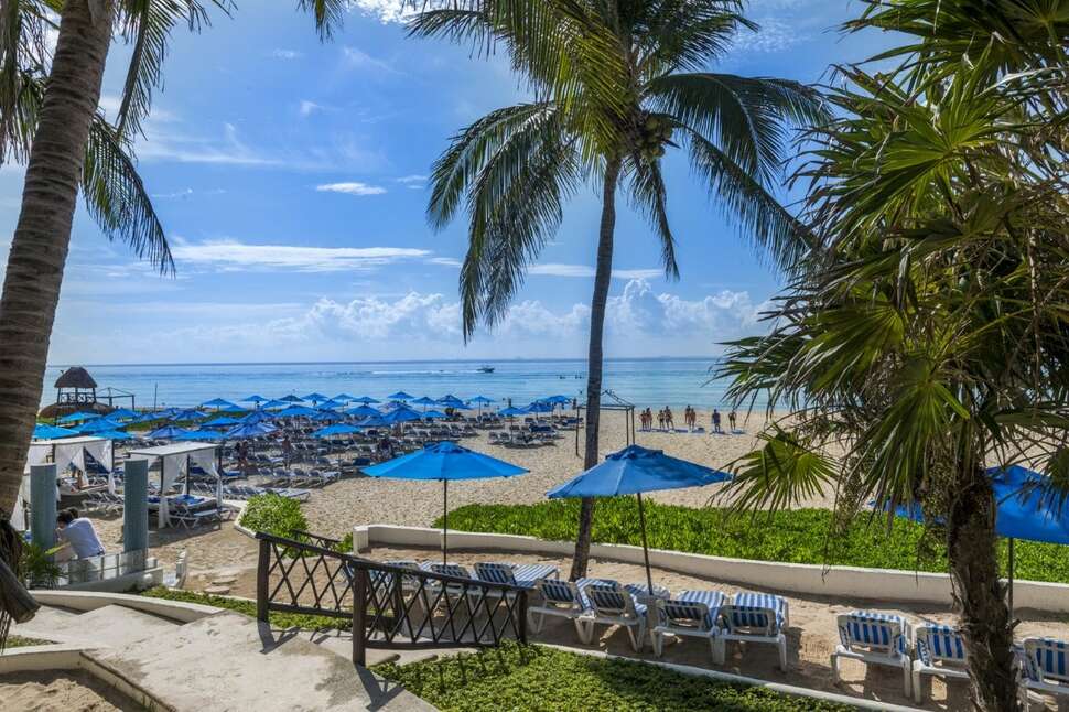 Een foto van het strand bij The Reef Playacar Resort