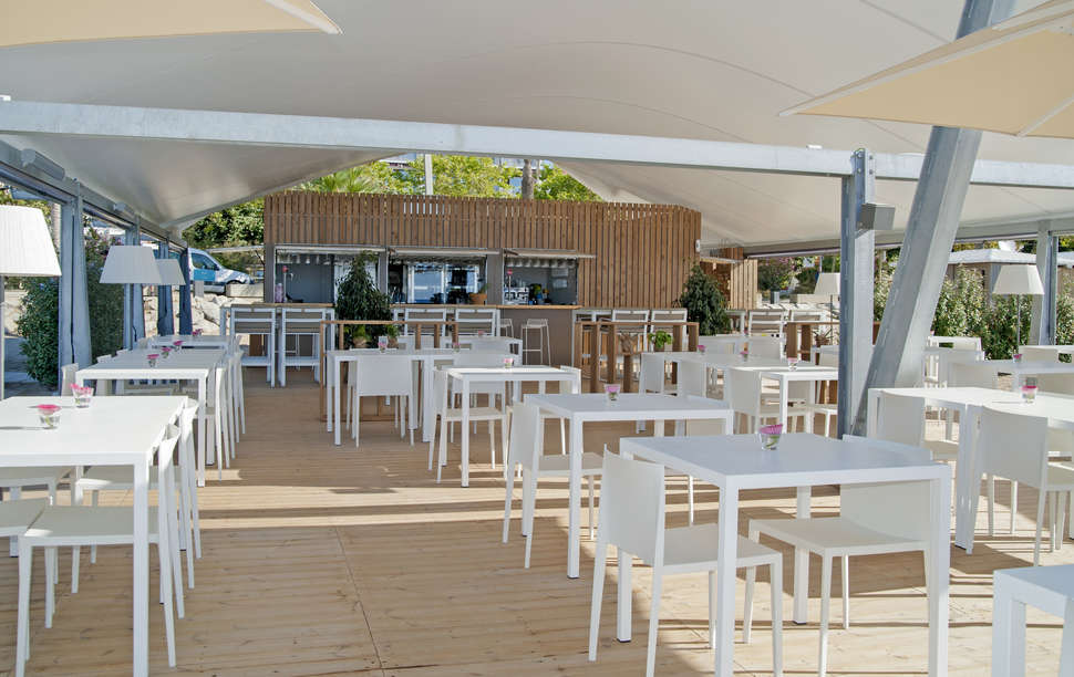 Een foto van het terras bij Hotel Bernat II
