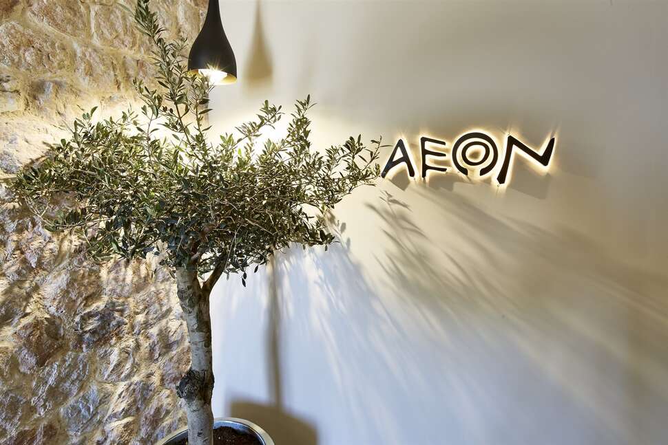 Een foto van de buitenkant van Aeon Suites