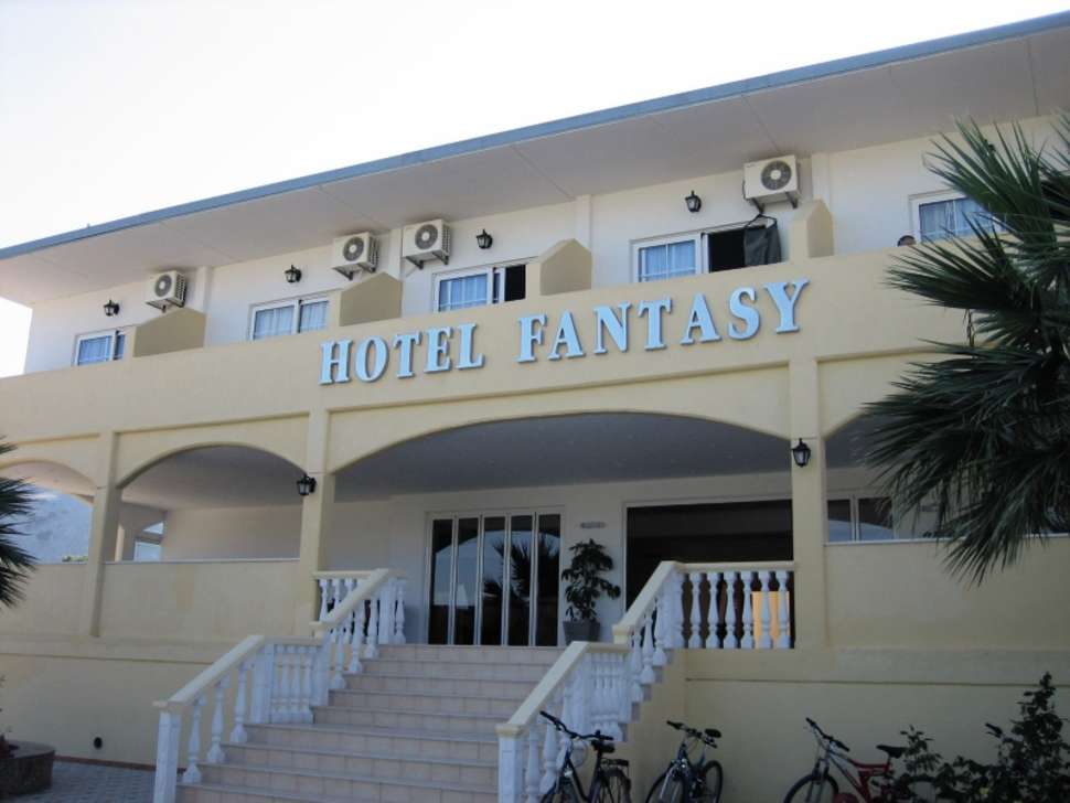 Een foto van de buitenkant van Fantasy Hotel