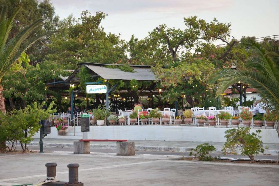 Een foto van het terras bij Akrogiali Hotel