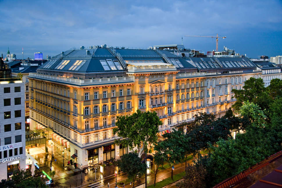 Een foto van de buitenkant van Grand Hotel Wien