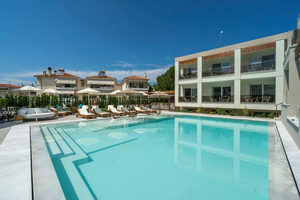 Een foto van het zwembad bij Mirablue Deluxe Residences
