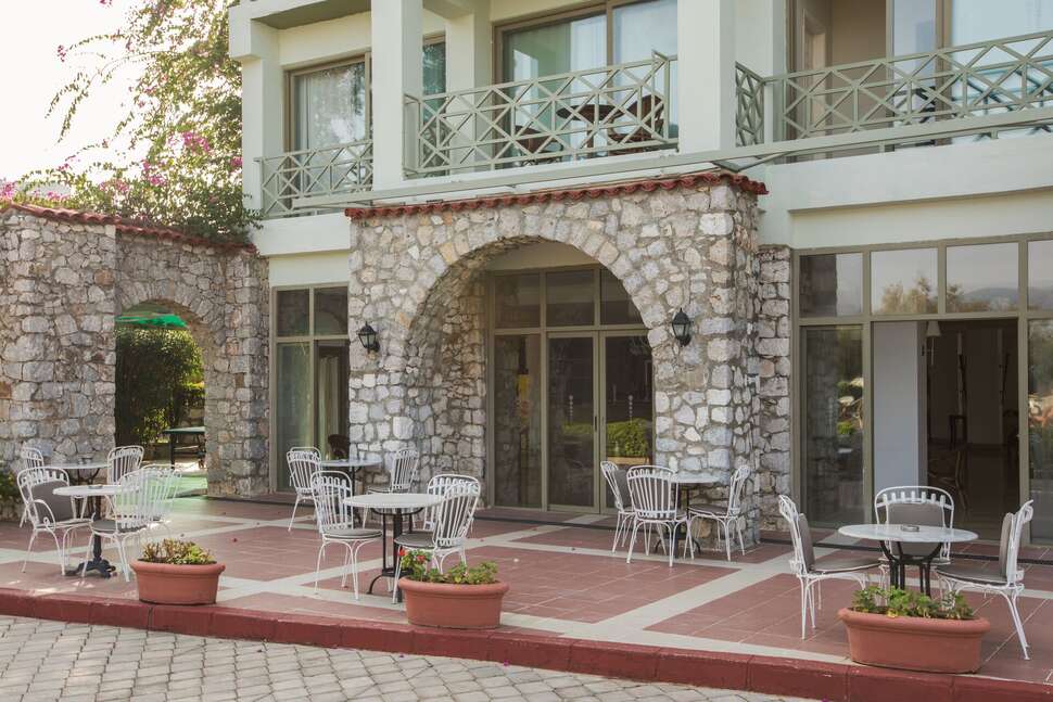 Een foto van het terras bij Hotel Marti La Perla