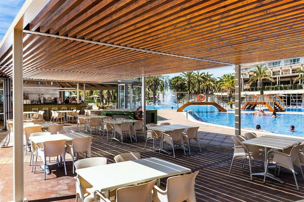 Een foto van het terras bij Costa Encantada Resort & Suites
