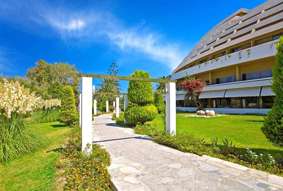 Ein Foto von der Außenansicht des Hotel Evenia Olympic Palace