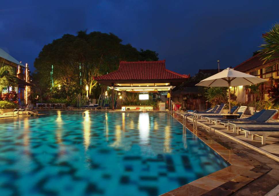 Een foto van het zwembad bij Grand Istana Rama Hotel