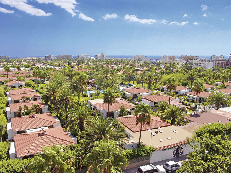 Een foto van de buitenkant van HL Bungalows Miraflor Suites