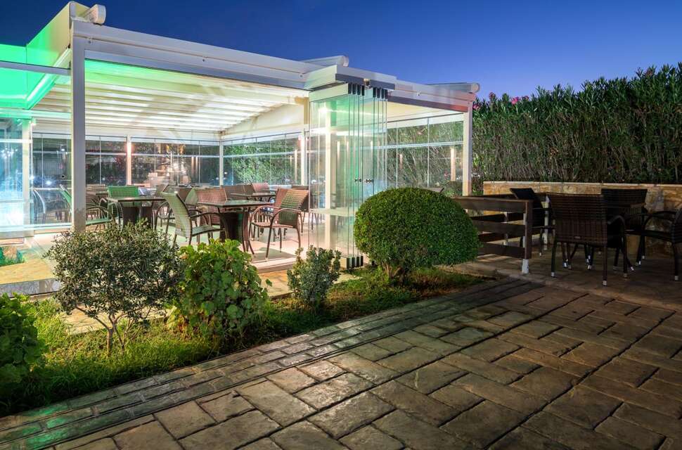 Een foto van het terras bij Golden Sun Hotel