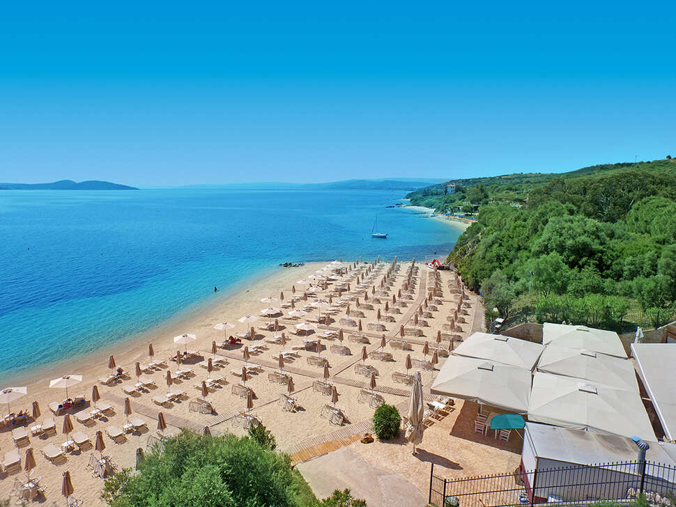 Een foto van het strand bij Aristoteles Holiday Resort & Spa