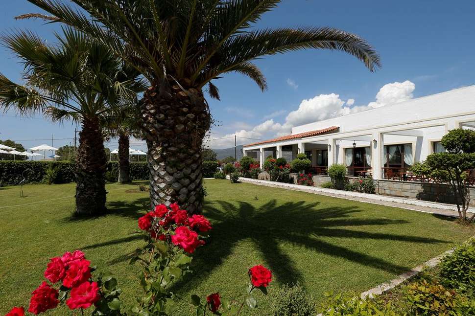 Een foto van de buitenkant van Hotel Kalloni Bay