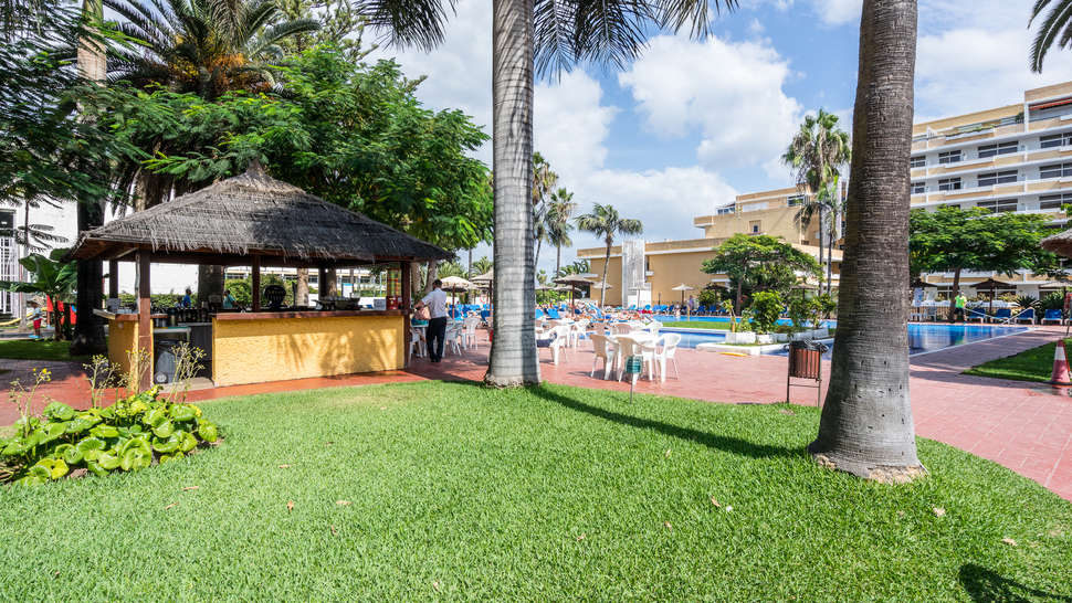 Een foto van het terras bij Blue Sea Hotel Puerto Resort