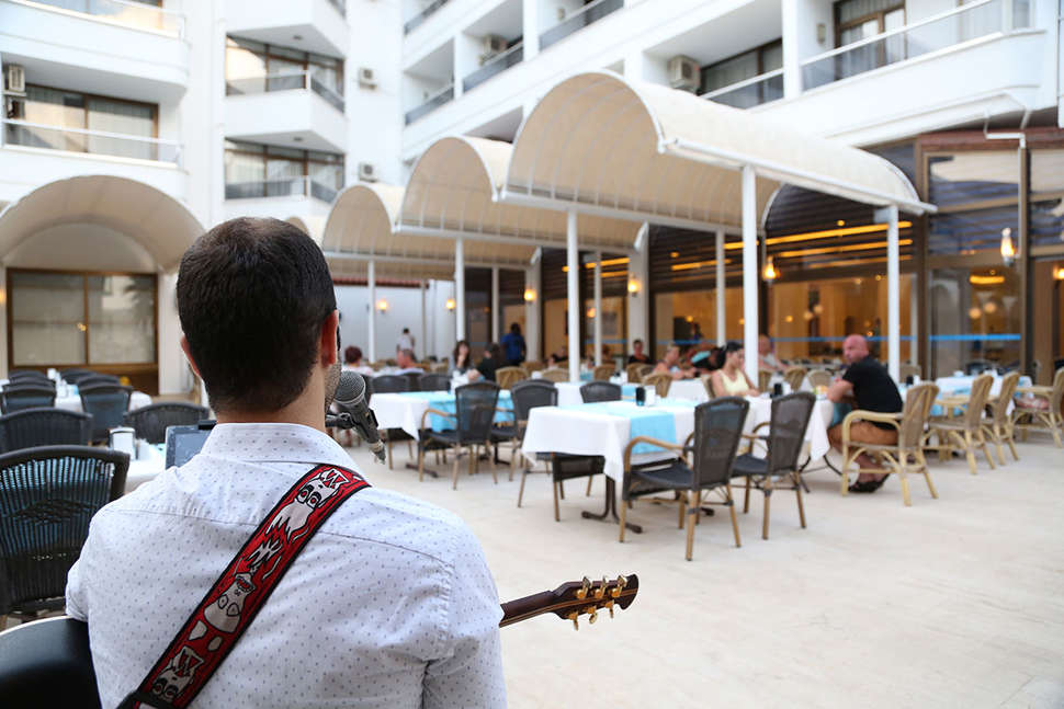 Een foto van het terras bij Hotel Kaya Maris