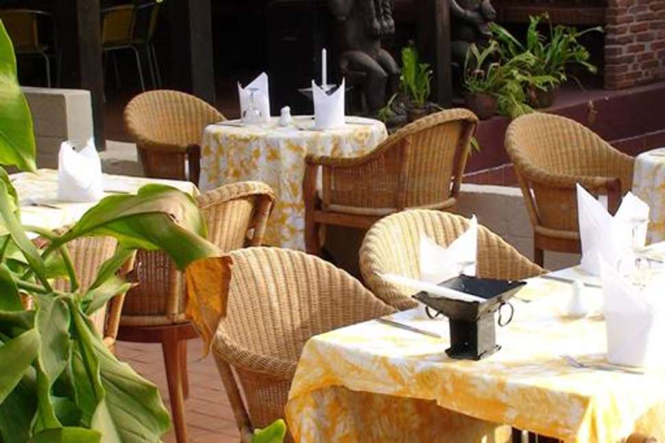 Een foto van het terras bij Bakotu Hotel