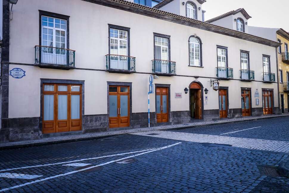 Een foto van de buitenkant van Camoes Hotel