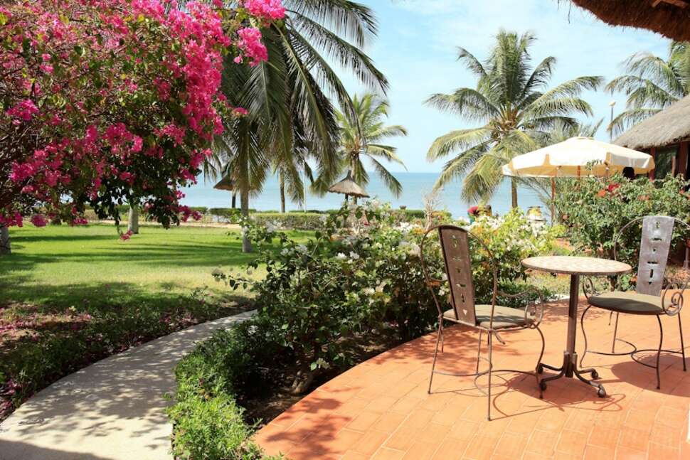 Een foto van het terras bij Royam Hotel