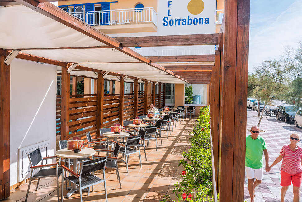Een foto van het terras bij Hotel Sorrabona