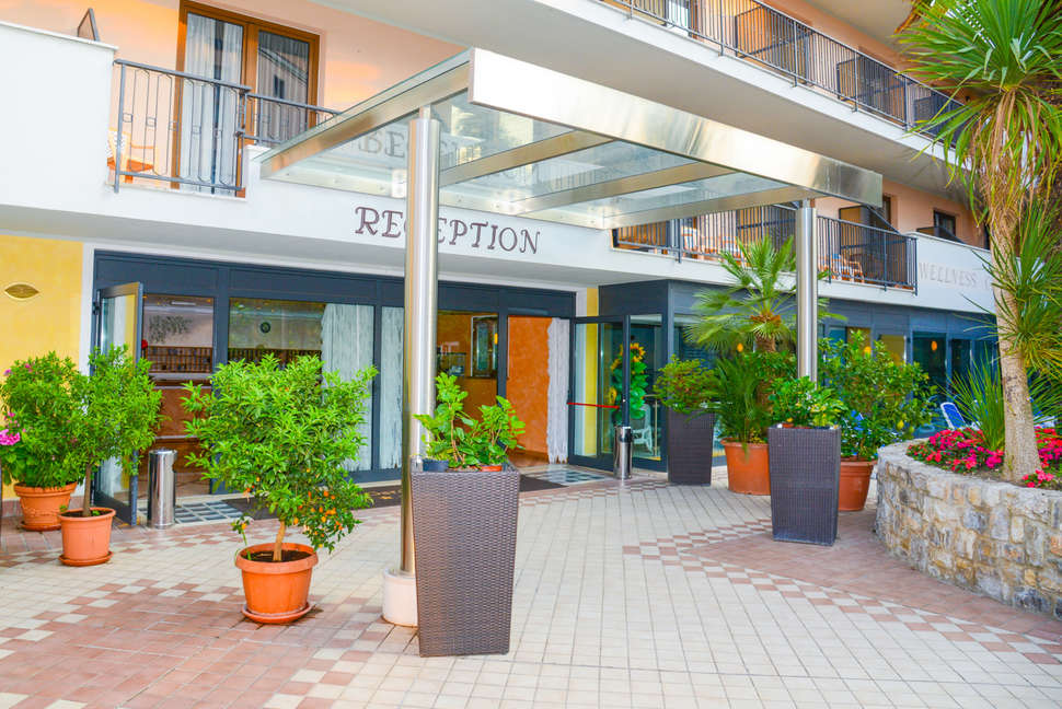 Ein Foto von der Außenansicht des Hotel Garda Bellevue