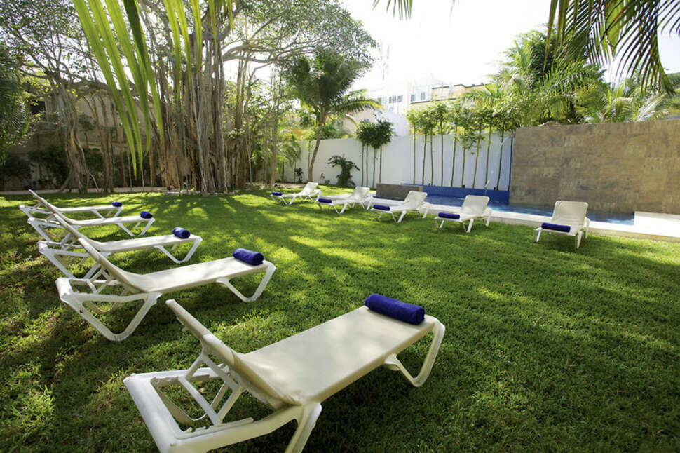 Een foto van het terras bij Nina Hotel & Beach Club