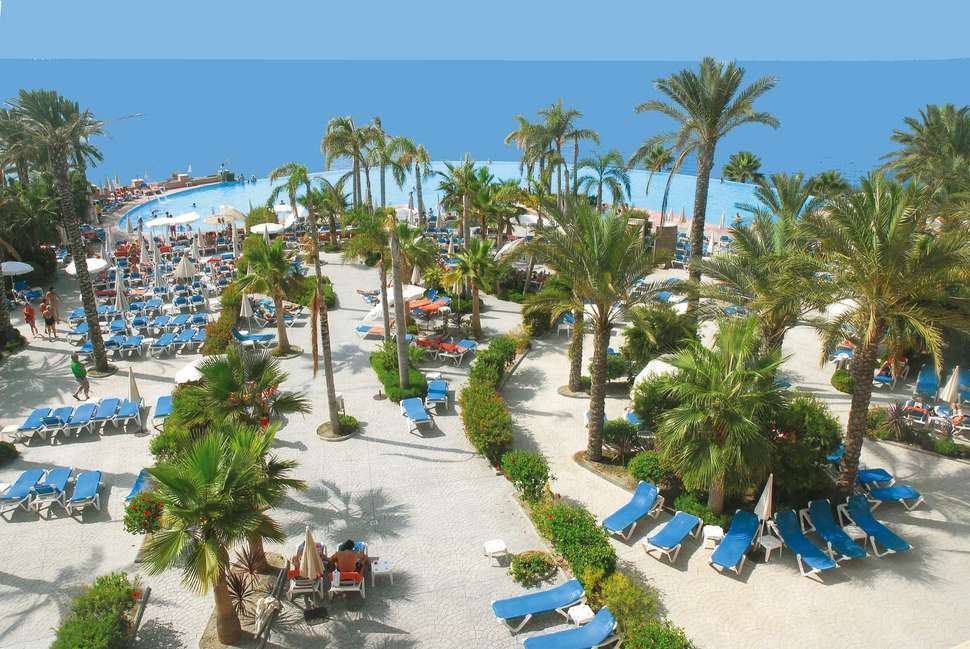 Een foto van het zwembad bij Playacalida Hotel