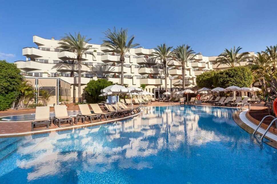 Een foto van het zwembad bij Barcelo Corralejo Bay