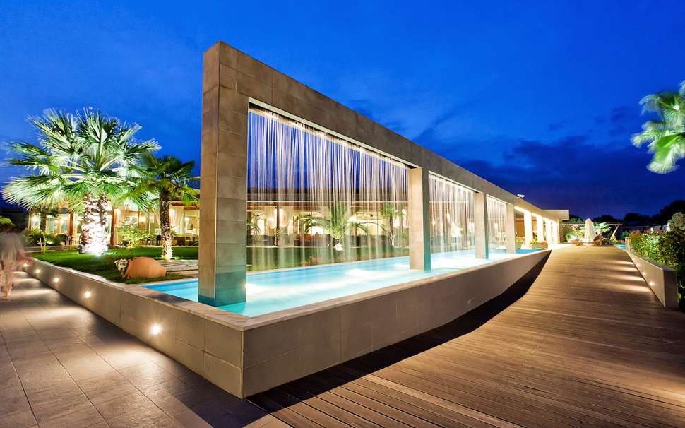 Een foto van de buitenkant van Hotel Poseidon Palace