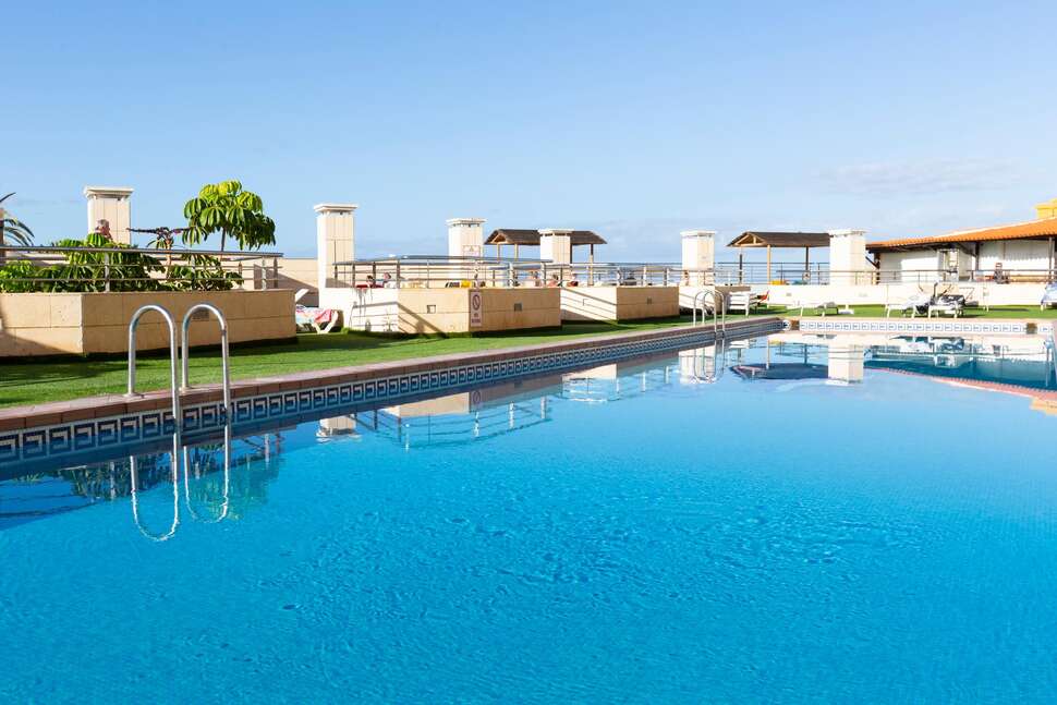 Een foto van het zwembad bij Hotel Villa de Adeje Beach