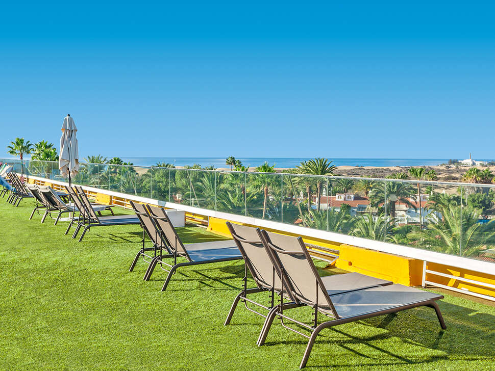Een foto van het terras bij Abora Catarina by Lopesan Hotels