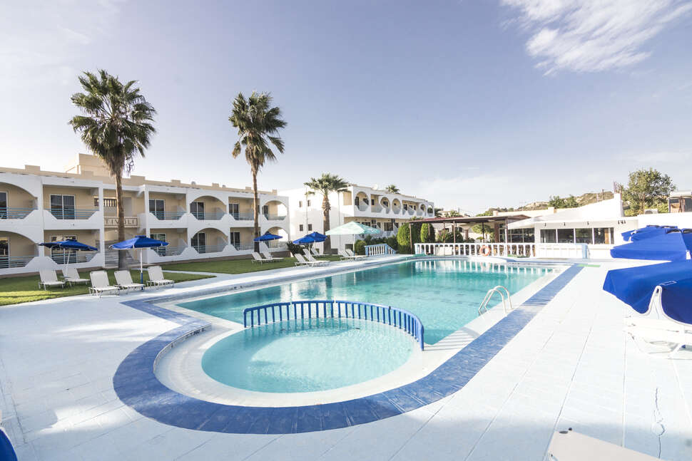 Een foto van het zwembad bij Tivoli Hotel