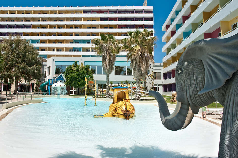Ein Foto vom Pool im Esperides Beach Family Resort
