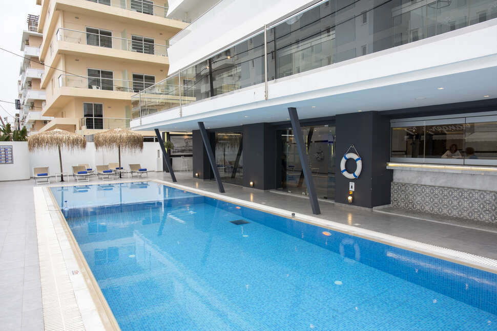 Ein Foto vom Pool im Mercure Rhodes Alexia Hotel & Spa