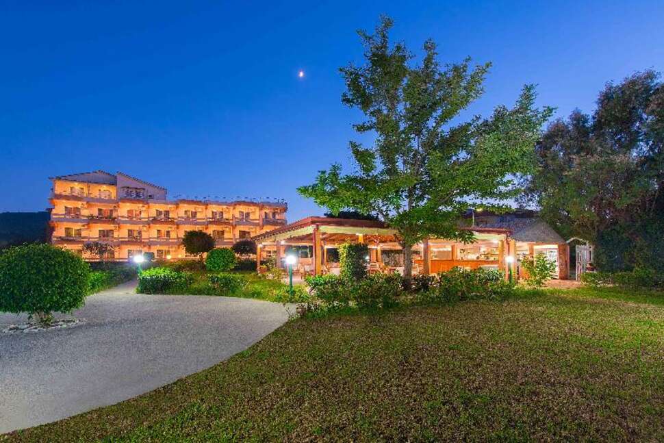 Een foto van de buitenkant van Bayside Hotel Katsaras