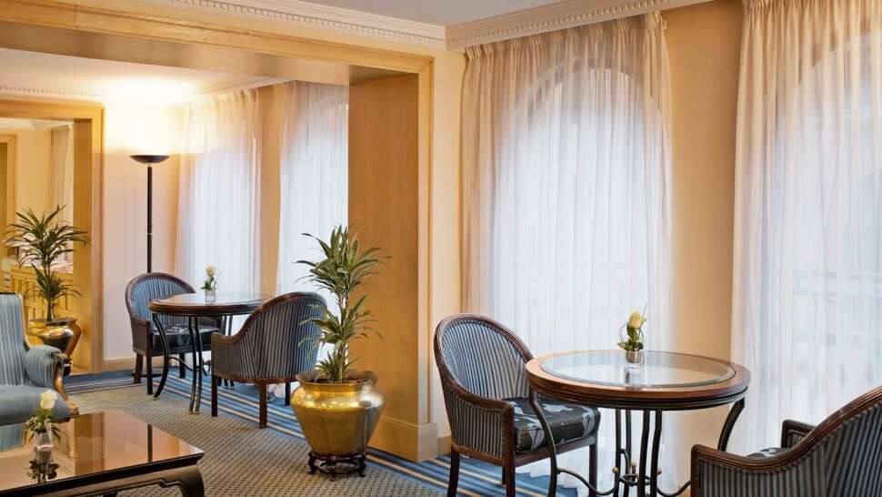 Een foto van het interieur van Grand Excelsior Deira