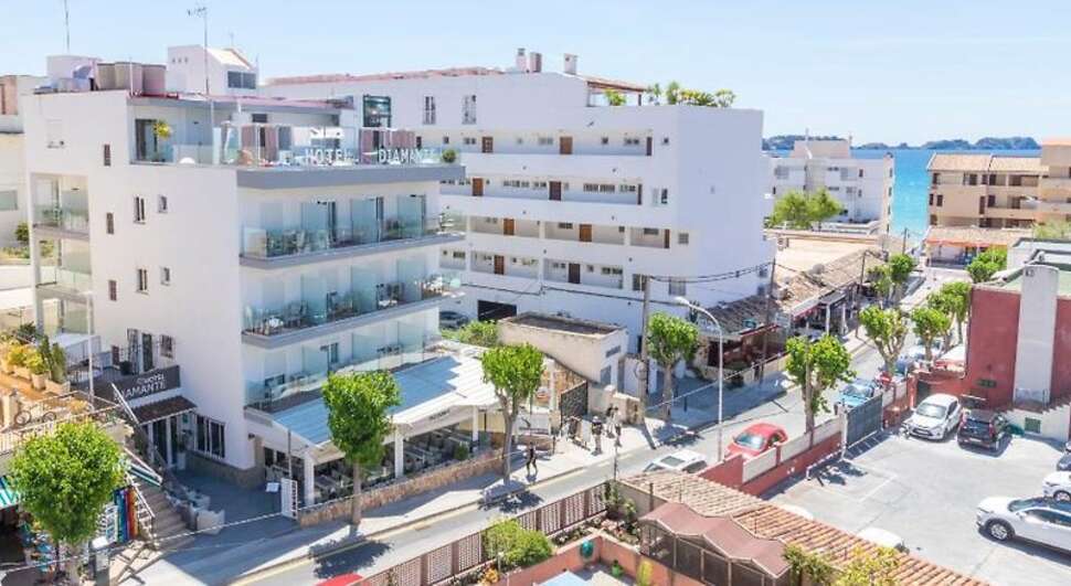Een foto van de buitenkant van Diamante Paguera Boutique