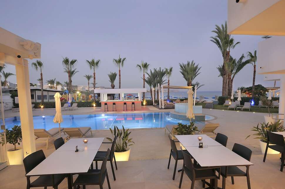 Ein Foto von der Terrasse im Okeanos Beach Boutique Hotel
