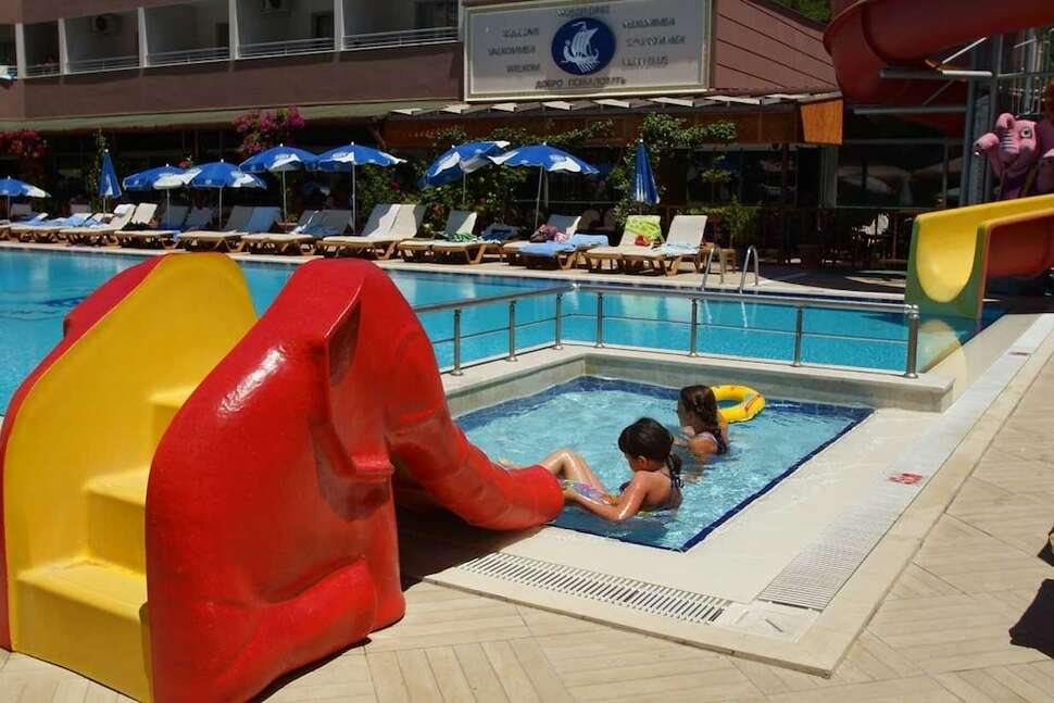Een foto van het zwembad bij Grand Viking Hotel