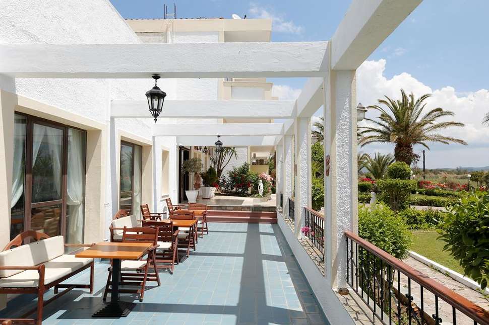 Een foto van het terras bij Hotel Kalloni Bay