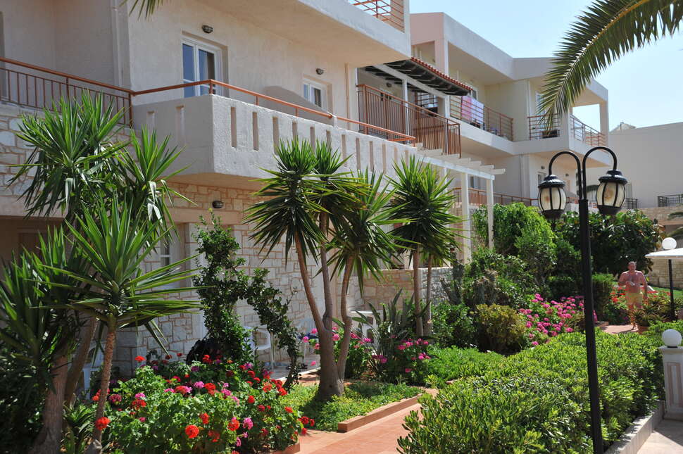 Een foto van de buitenkant van Hotel Cretan Garden