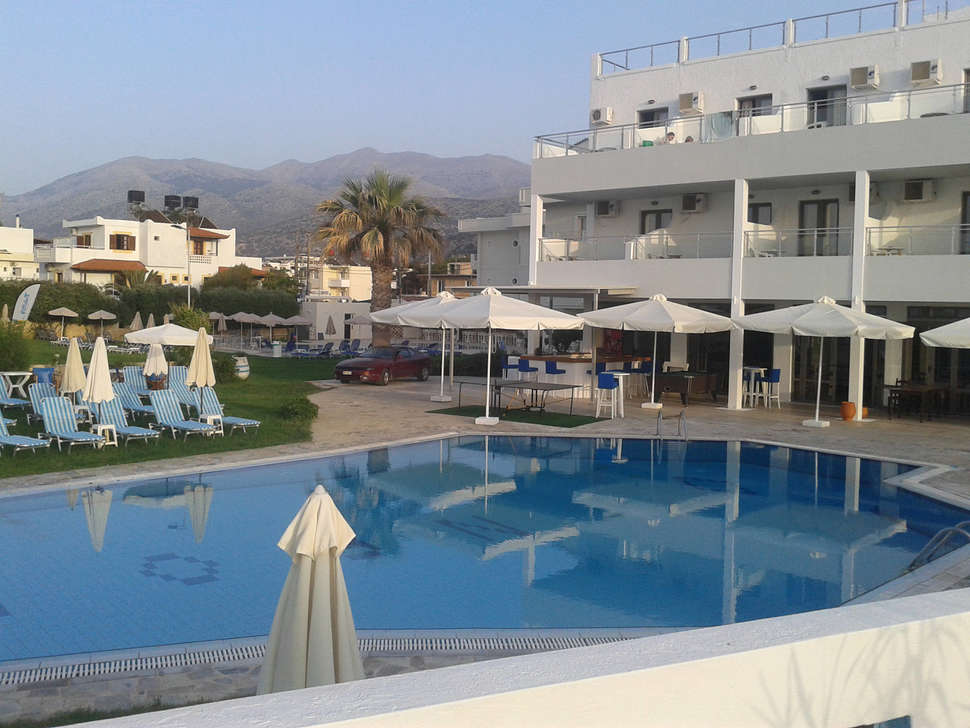 Ein Foto vom Pool im Neon Hotel