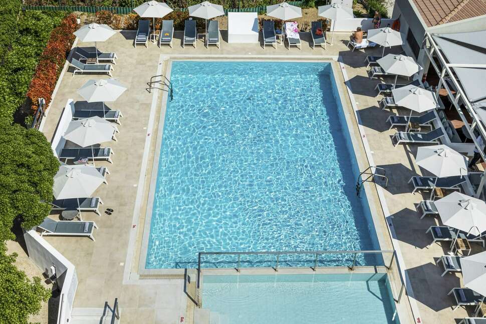 Ein Foto vom Pool im Ammon Zeus Hotel