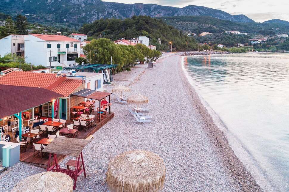 Een foto van het strand bij Kokkari Beach