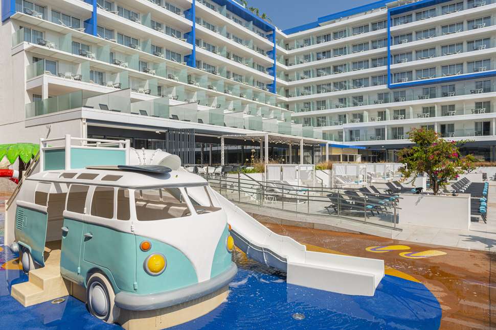 Een foto van het zwembad bij L'Azure Hotel