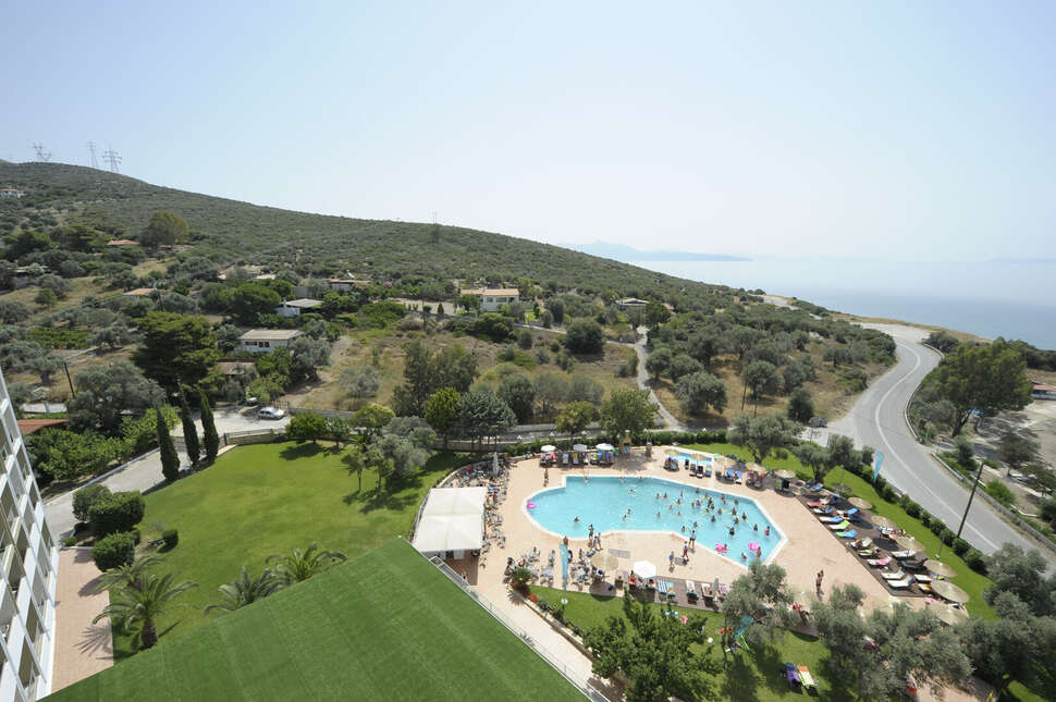 Een foto van het zwembad bij Evia Riviera Resort